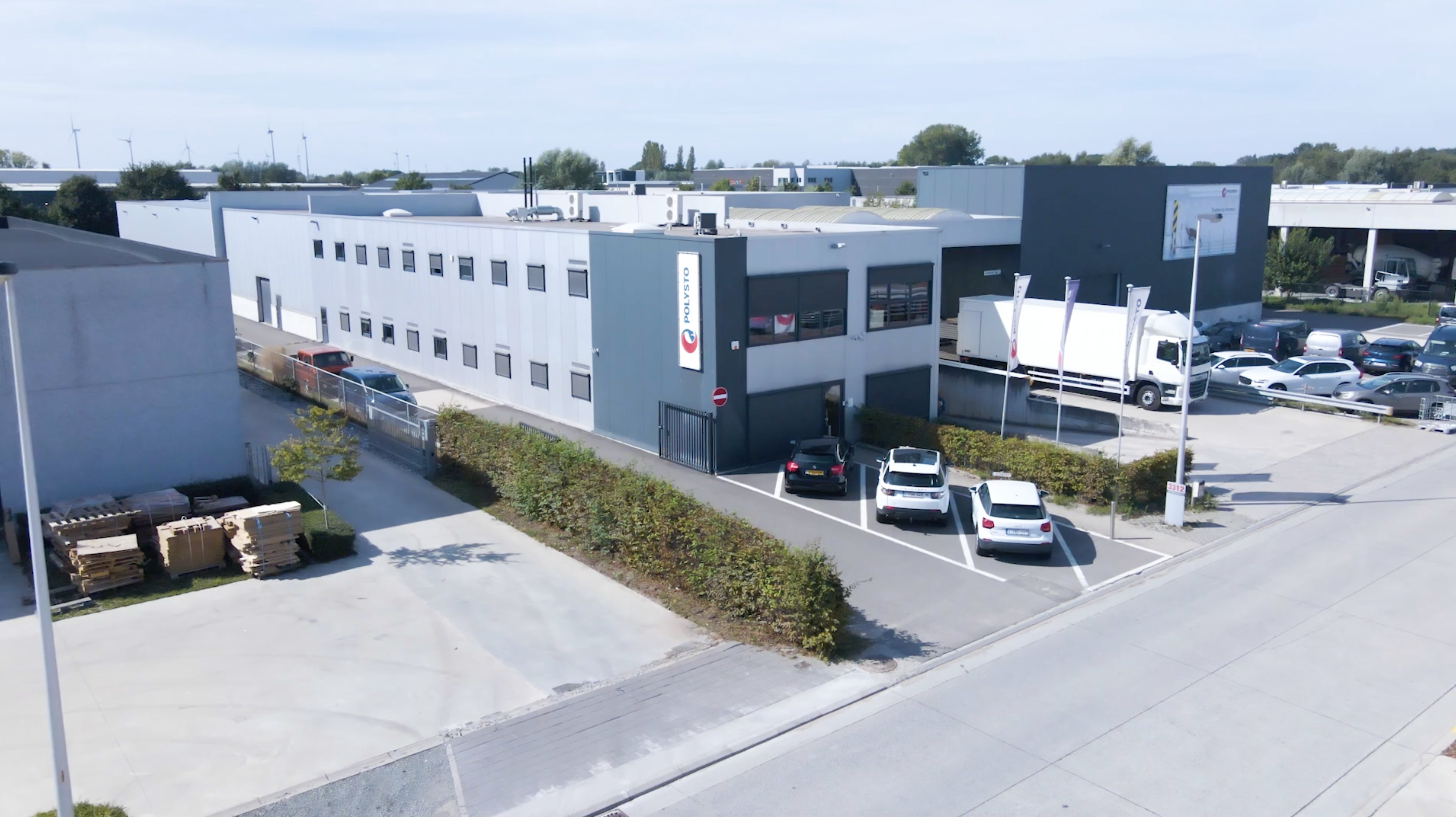 Industrieel pand met magazijn en kantoren te Lokeren